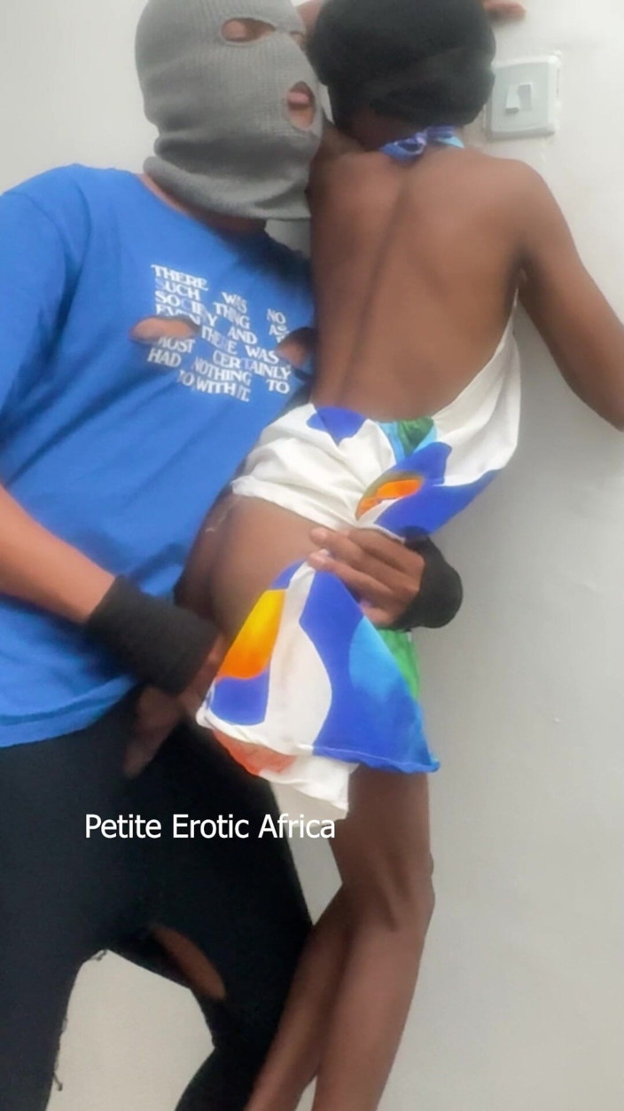 Petite Erotic Africa: Girilmek için çok sıkı
