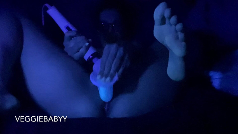 Veggiebabyy: Testing Out New Dildo - Blacklight Cums