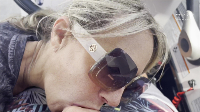InternalDrive: MILF Dianne is giving boat head