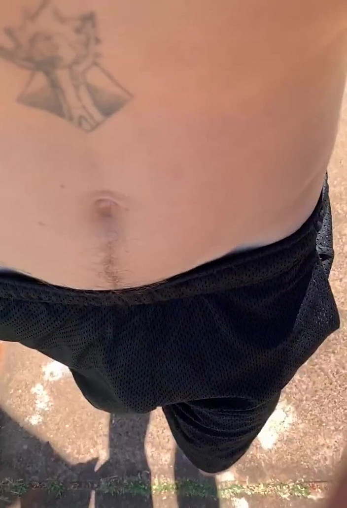 monstromineiro: Líbí se ti mikina bez spodního prádla? Fotbalové kraťasy? První...