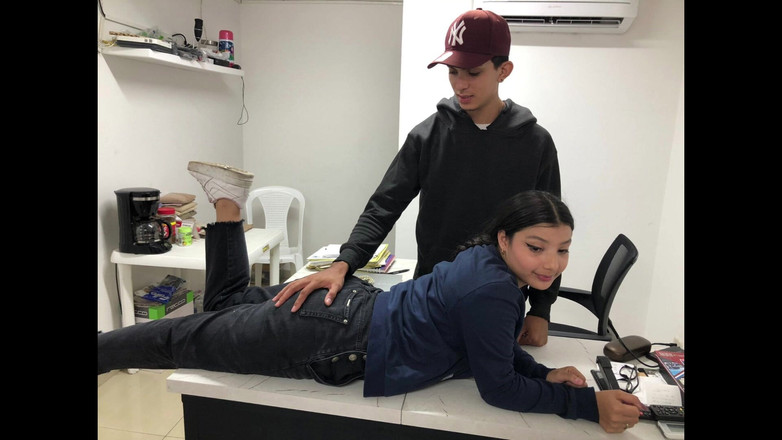 mackencie29: 我美丽的继妹弯下腰，看到我的大阴茎让她想要抚摸它！