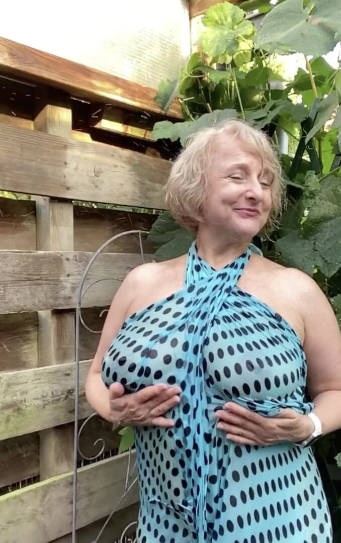 Car-ina: Laten we mijn buurvrouw plagen!