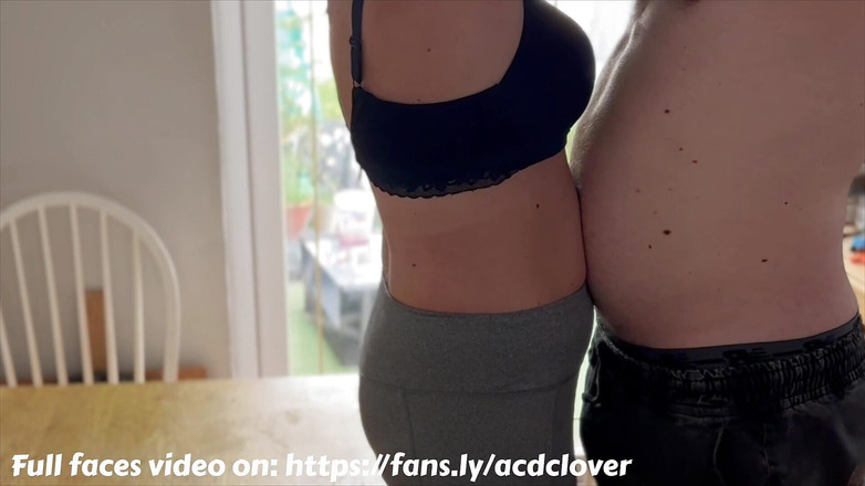 AcDcLovers: 隣の熟女は、彼女の美しいおっぱいにダブルクリームを塗ったコーヒーに私を招待しました