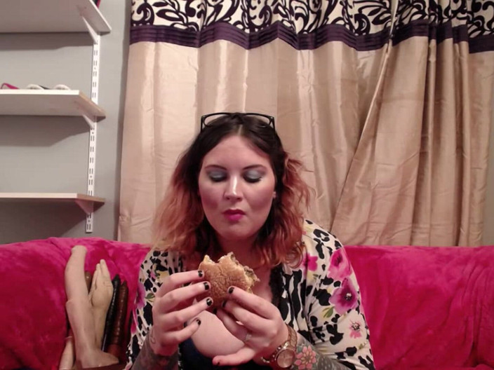 MissFFW: Miss Ffw äter en hamburgare mellan klippen