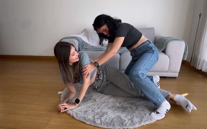 scarlettandc: Uwielbiam miażdżyć stopy mojego kochanka