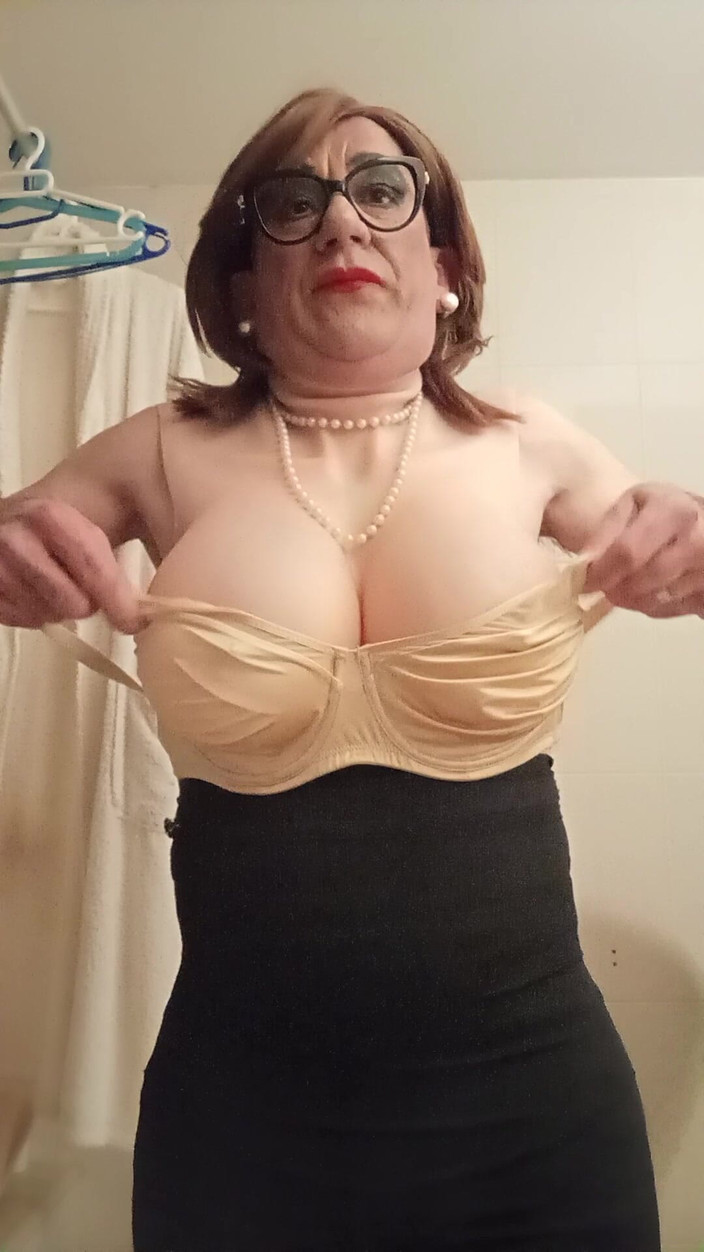 Yusti: Aynanın önünde giyinmek