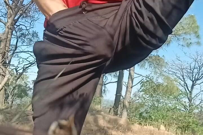 Gangbang straight: 看到我在森林里自慰并被小便的 onm