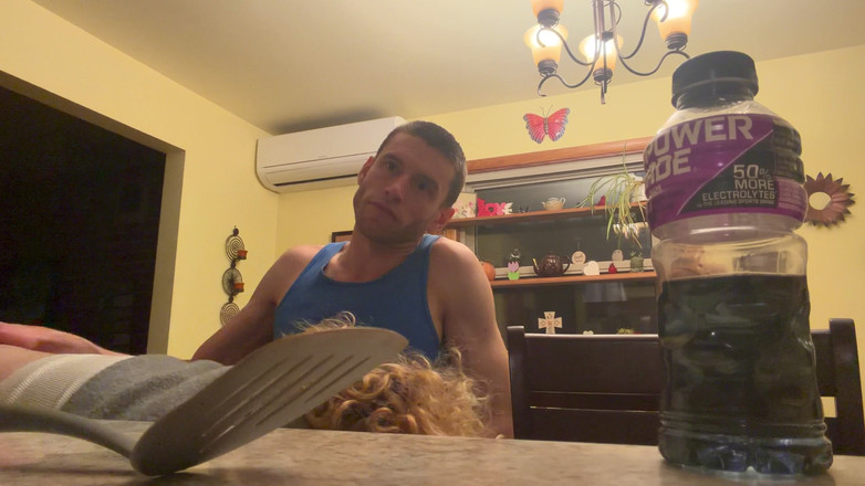 Alpha stud 4 u: Dobre a menina Emo sobre a cozinha Banquinho na cozinha...