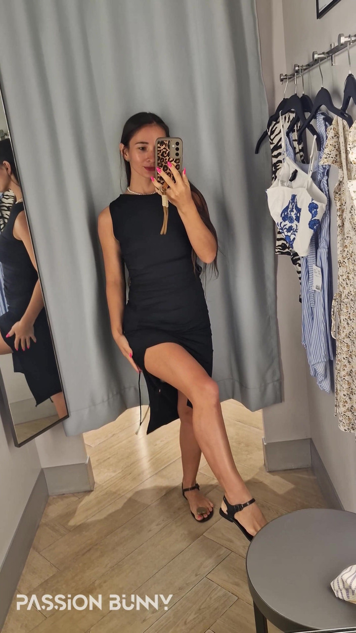 PassionBunny: Kleren Omkleden - Paskamer En Spelen Met Geil Poesje