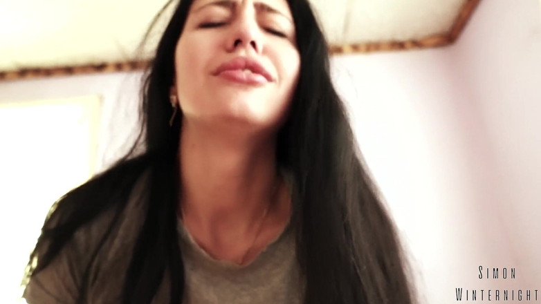 YSP Studio: 長い髪のブルネットは私の朝を良くします