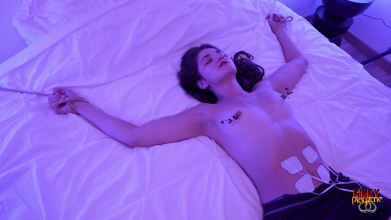 KinkyPlayzone: Sera Is Enduring bermain elektro buat kali pertama