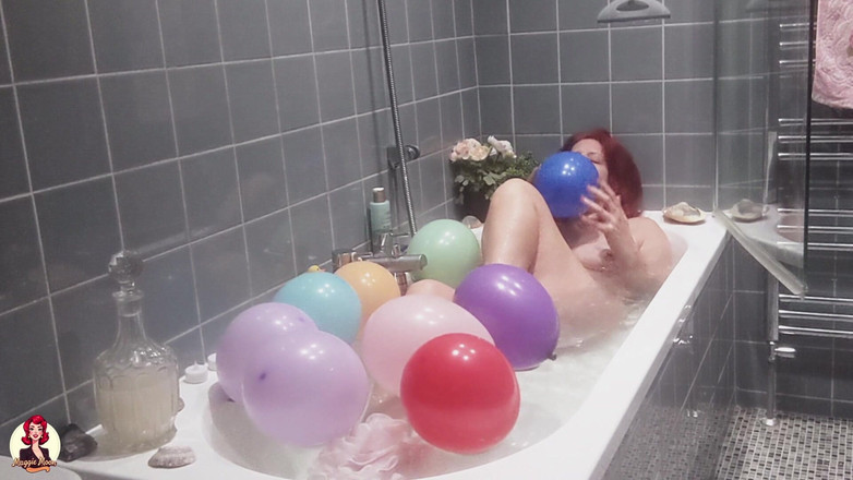 Maggie Moon: お風呂に入り、風船で遊ぶ