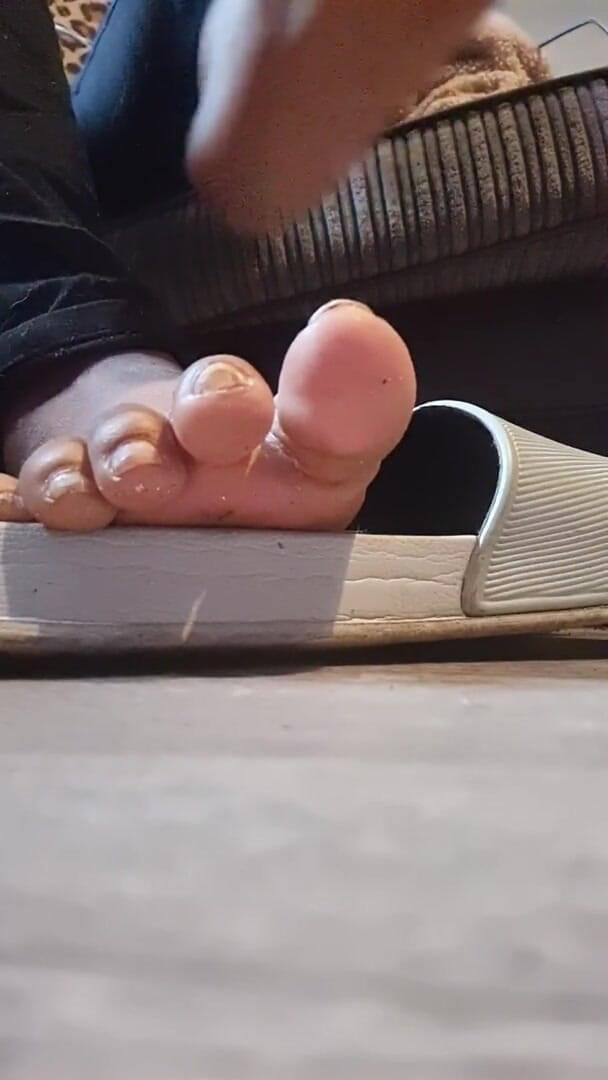 Simp to my ebony feet: ไจแอนเทสบี้ด้วยรองเท้าแตะ