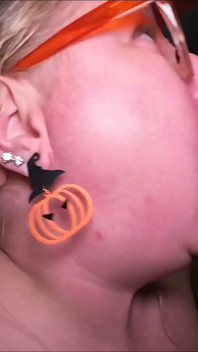 Hals Goblin 146 Vollbusige Blondine Mit Orange Brille Lutscht Schwanz (amateur-blowjob)