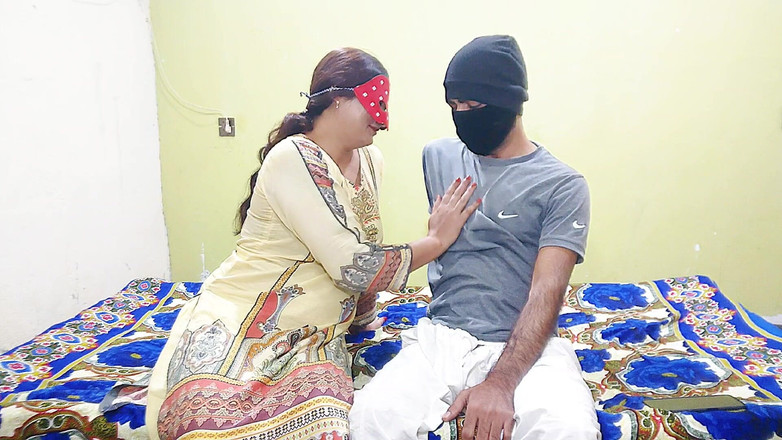 Pakistani CoupleX: Masturbuje a tvrdě šuká zezadu