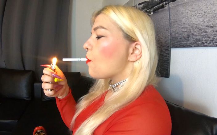 Mariella Sun: Ketting roken 2 sigaretten met grote rode lippen