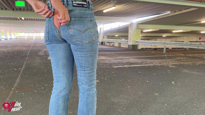 Miley Weasel: Nadržená blondýna v fuck džínách nechá cizince vstoupit do zadku...
