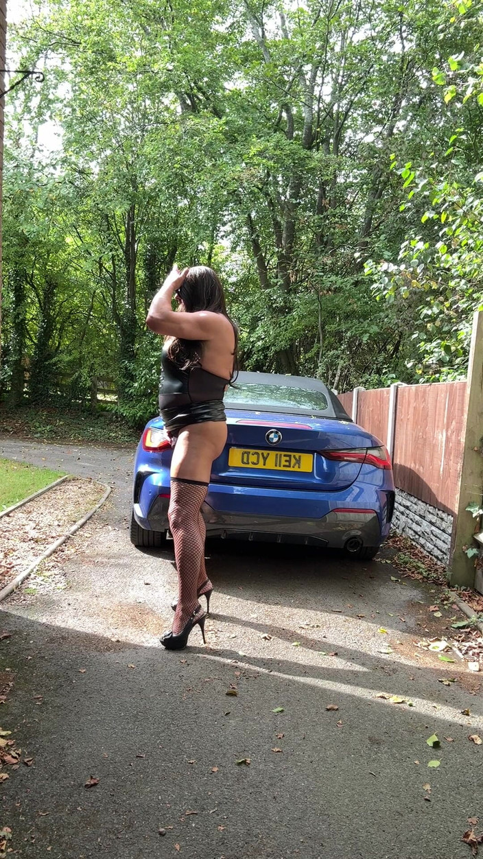 Kellycd2022: Sexy Crossdresser Kellycd2022 v černé pvc kombinéze a síťovaných punčochách a...