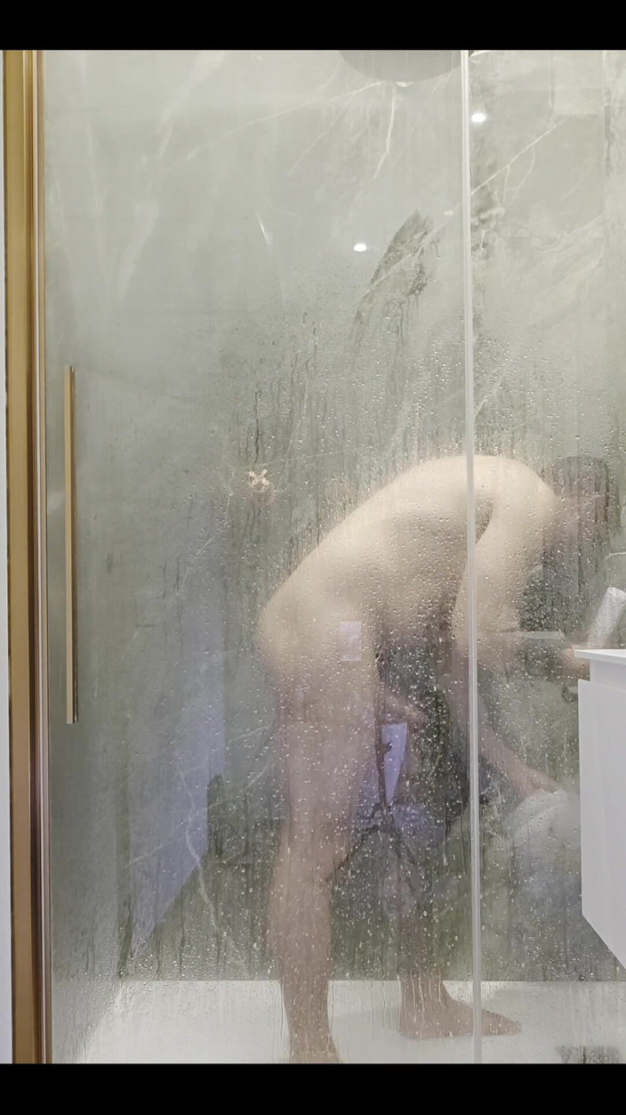 Max Xedephiro: Kdo se ke mně chce přidat ve sprše?