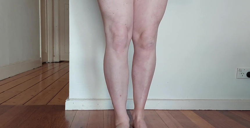 Michellexm: 穿着性感内衣的脚部视频1在我的脚和脚趾之间摩擦香蕉，吮吸脚趾在脚趾之间潮吹香蕉