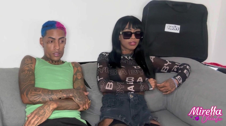 Mirellaoficialx: Mi amigo no cambia cada vez que viene a visitarme,...