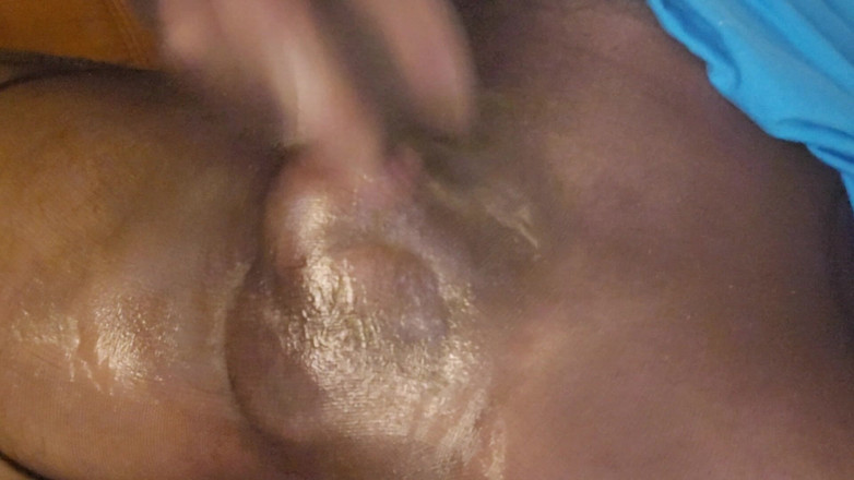 Cire: Vuốt ve con cu của tôi qua quần tất