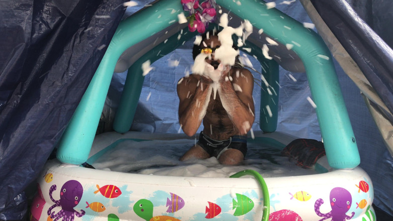 Arthur Eden aka Webcam God: Bubble bath in my pool