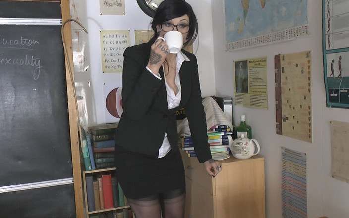 St Mackenzie's Archive: Hendrix小姐在性教育课上表现不佳