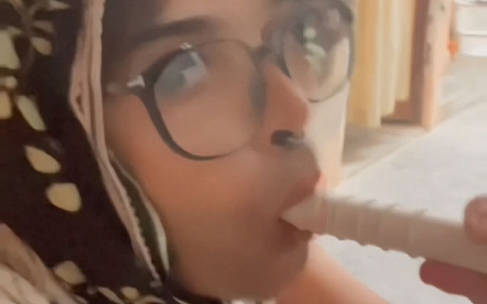 Apple00001: Prosím, šukej mi hluboko do obličeje trénink