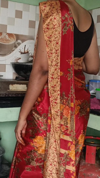 Une femme au foyer suce son voisin dans la cuisine quand son mari n’est pas là à la maison