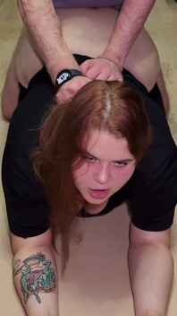 Harter Doggystyle und Missionarsstellung mit Sperma auf Brust, Gesicht und Haaren einer heißen rothaarigen MILF in Turnschuhen und Leggings