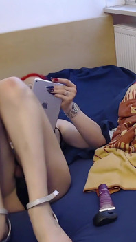Hete roodharige tranny speelt met zichzelf