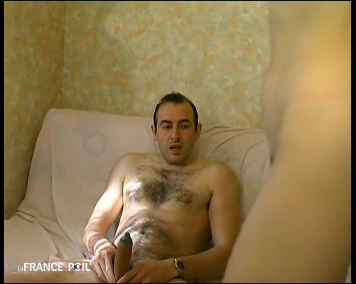 French Family Secrets: Estelle krijgt haar kont geschopt in het bijzijn van Roger.