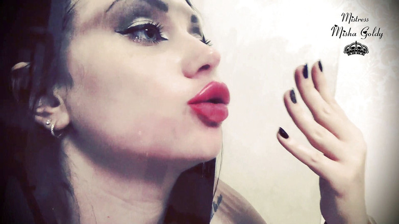 Goddess Misha Goldy: 유리 위에 인쇄된 빨간 입술과 프렌치키스