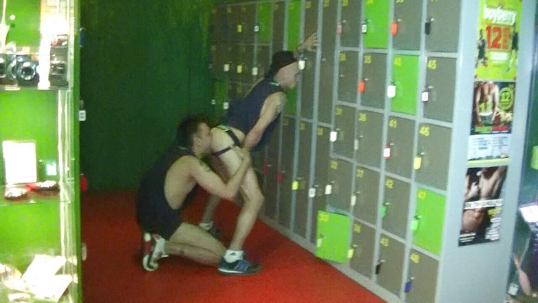 CREAMPIE SESSION IN JOCKSTRAP: Jordan se fait baiser sans capote dans une jambe de...