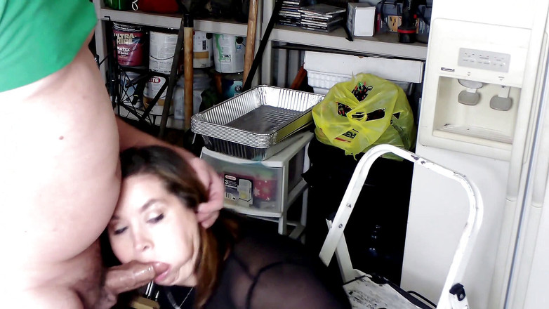 SexyNEBBW: सेक्सी खूबसूरत विशालकाय महिला की गैरेज में चेहरा चुदाई