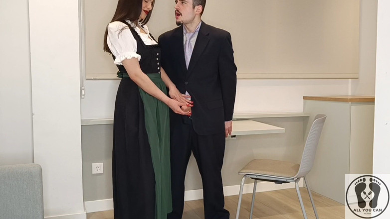 All You Can Fetish: Měla na sobě tradiční rakouský dirndl, vyhoněla ho