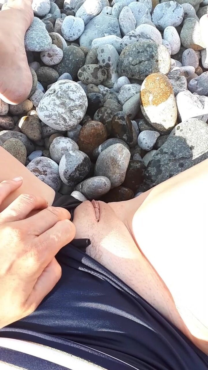 FrauleinP: 撒尿内裤公共海滩