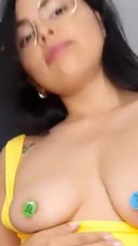 ekal laitina beb apna sharir dikhaati hai