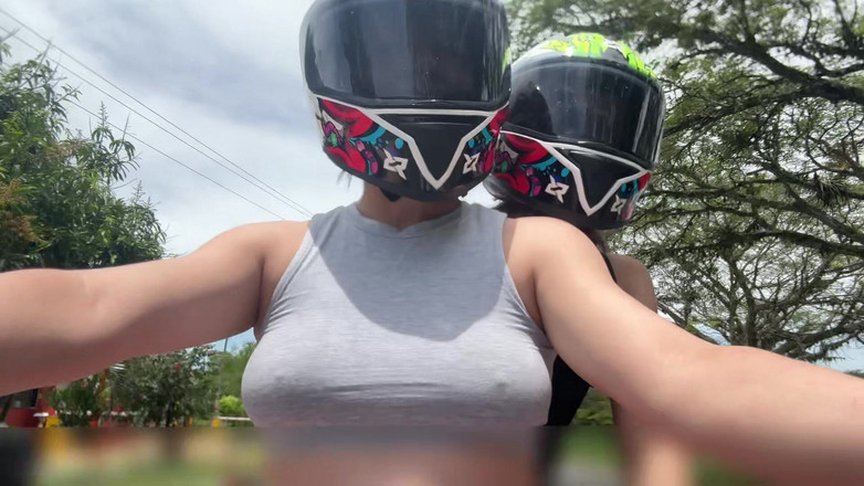 Sweetfantasy131: Ik haalde een Didi-klant zonder beha op en ze merkte...