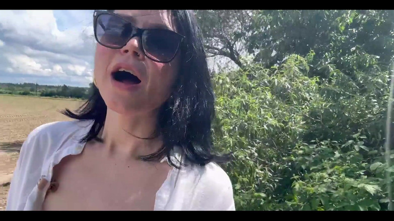 Shione Cooper: Vado poco lontano dalla mia auto fumando una sigaretta e...