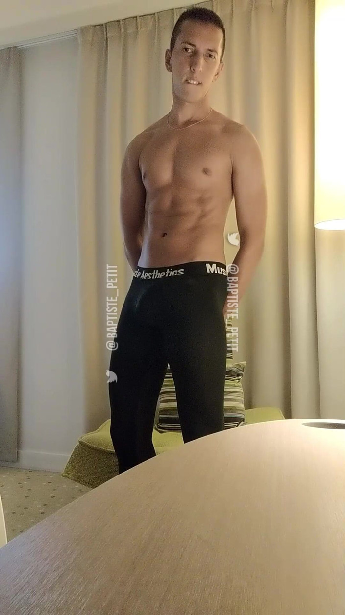 baptiste_petit: V mém hotelovém pokoji, v legínách