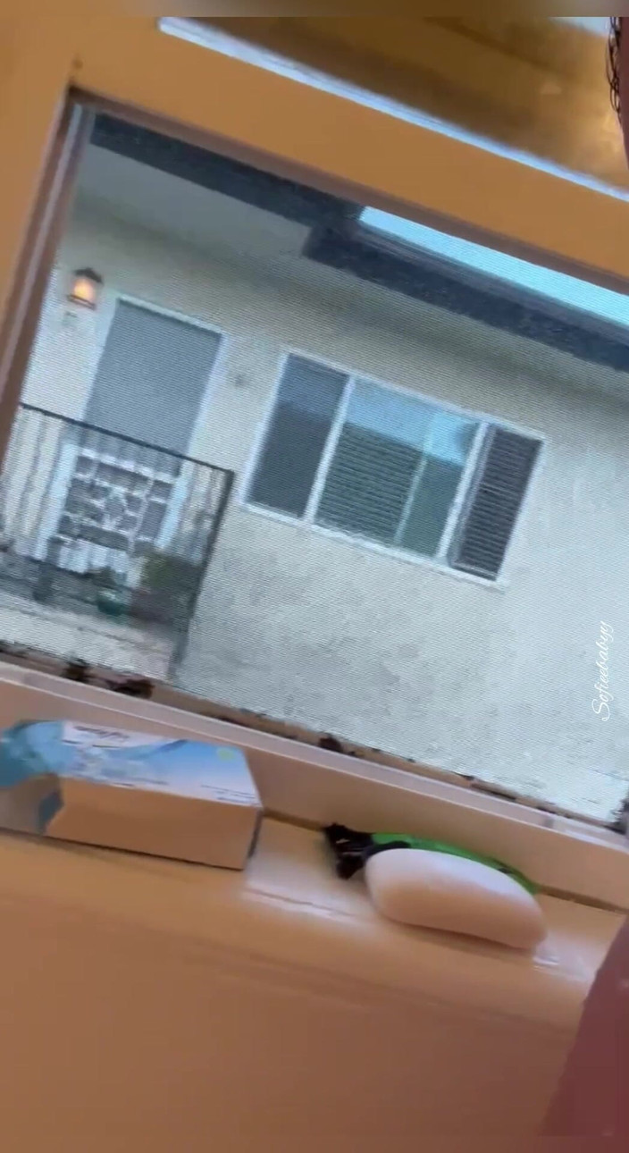 SofieeSoles: Douche avec la fenêtre ouverte