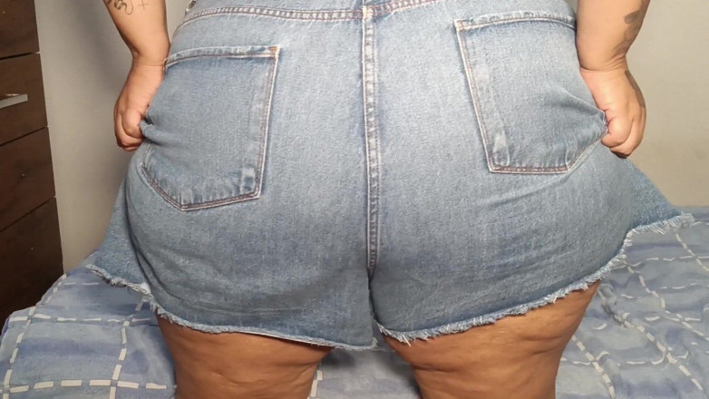 Mary Jhuana: Pet dans un short en jean
