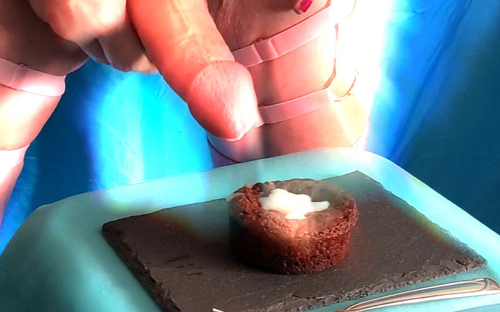 Rikki Ocean: Rikki ocean fügt ihre dicke, frische nusssahne einem brownie hinzu...