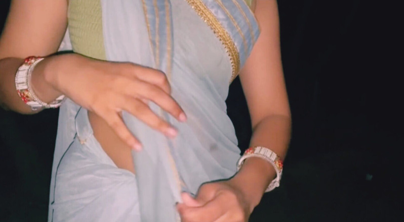 Pihu bhabhi: 森で犯されたインドの村デシの女の子