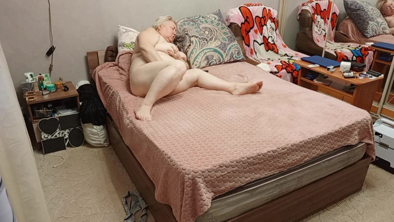 Zona901: 큰 둥근 엉덩이와 털이 무성한 보지의 이웃이 자위로 오르가즘을 가져옵니다.