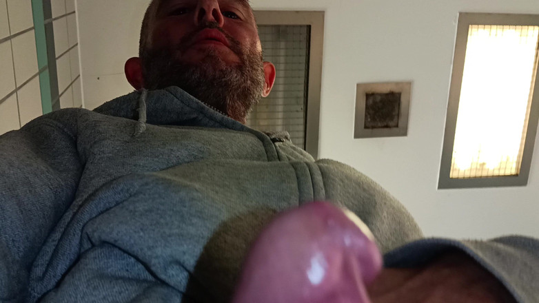 Rockardglans: 小便器での2つの負荷が屋外での巨根のオナニーと絶頂をクローズアップします