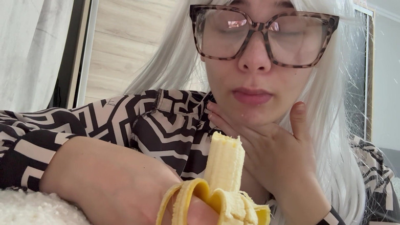 AmayaMori: Сводная сестра великанша поедает крошечного сводного брата, ставит