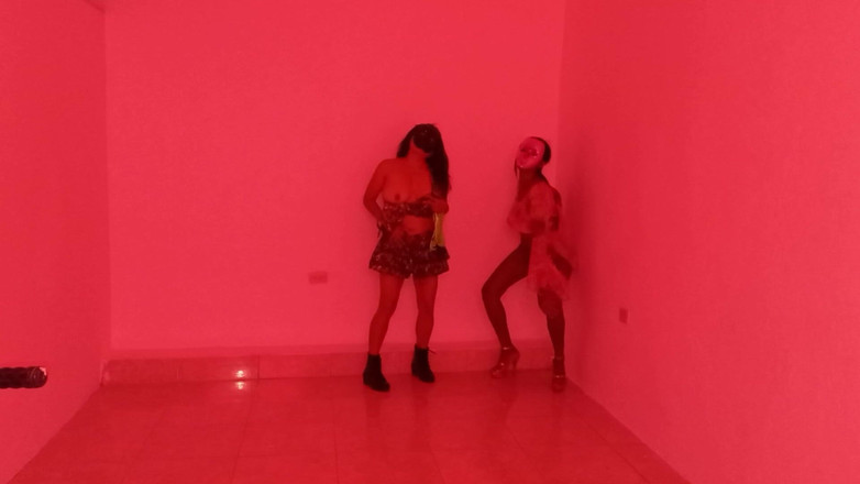 Martin13: Las mejores amigas se juntan para hacer un baile sensual...